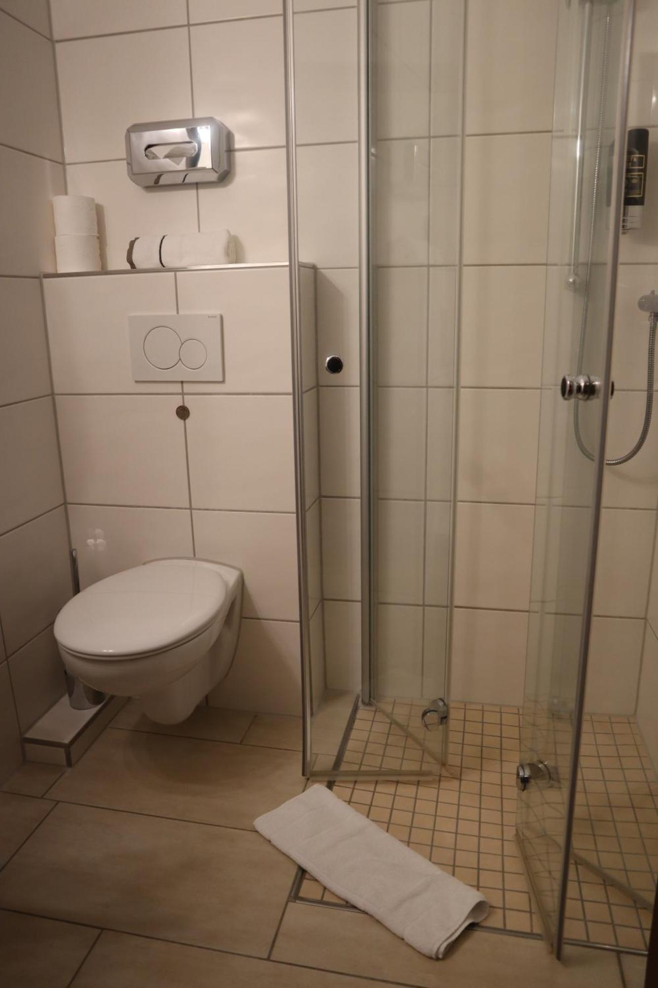 Hotel Gasthaus Zur Linde Seevetal Exteriör bild