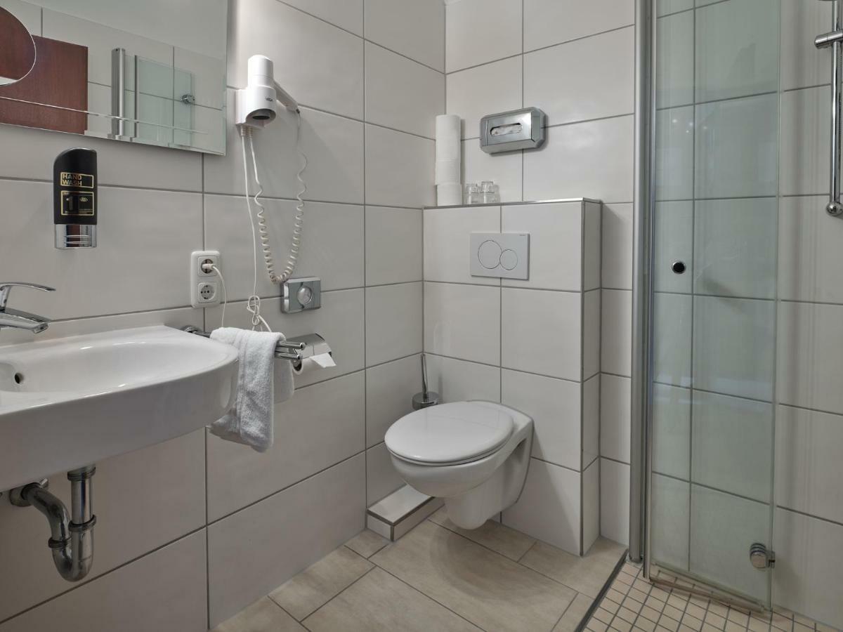 Hotel Gasthaus Zur Linde Seevetal Exteriör bild